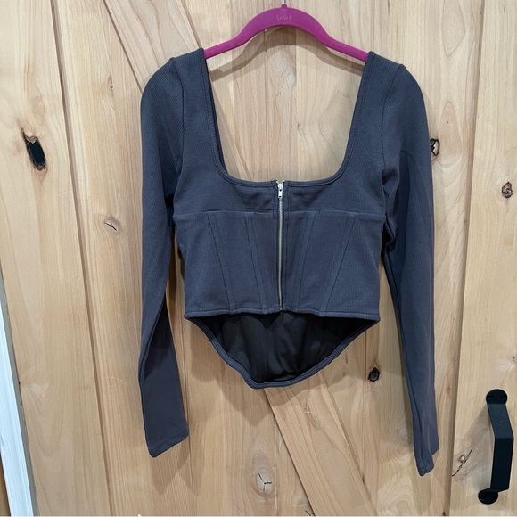 Atoir Alpha Crop Top Size Large NWT! Gray Corset Peephole Crop Shirt - Picture 9 of 16